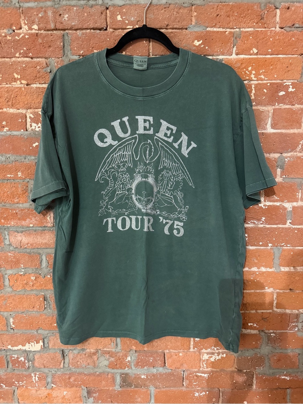 American Eagle Queen Tour '75 Green Graphic Tee